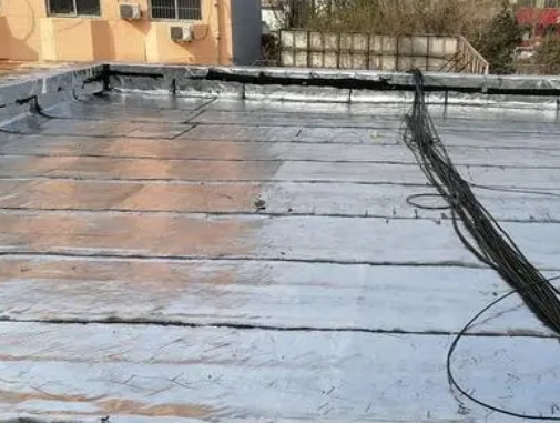 辽阳市卫生间漏水维修公司分享下辽阳市屋面楼顶防水刚性防水层施工要点。